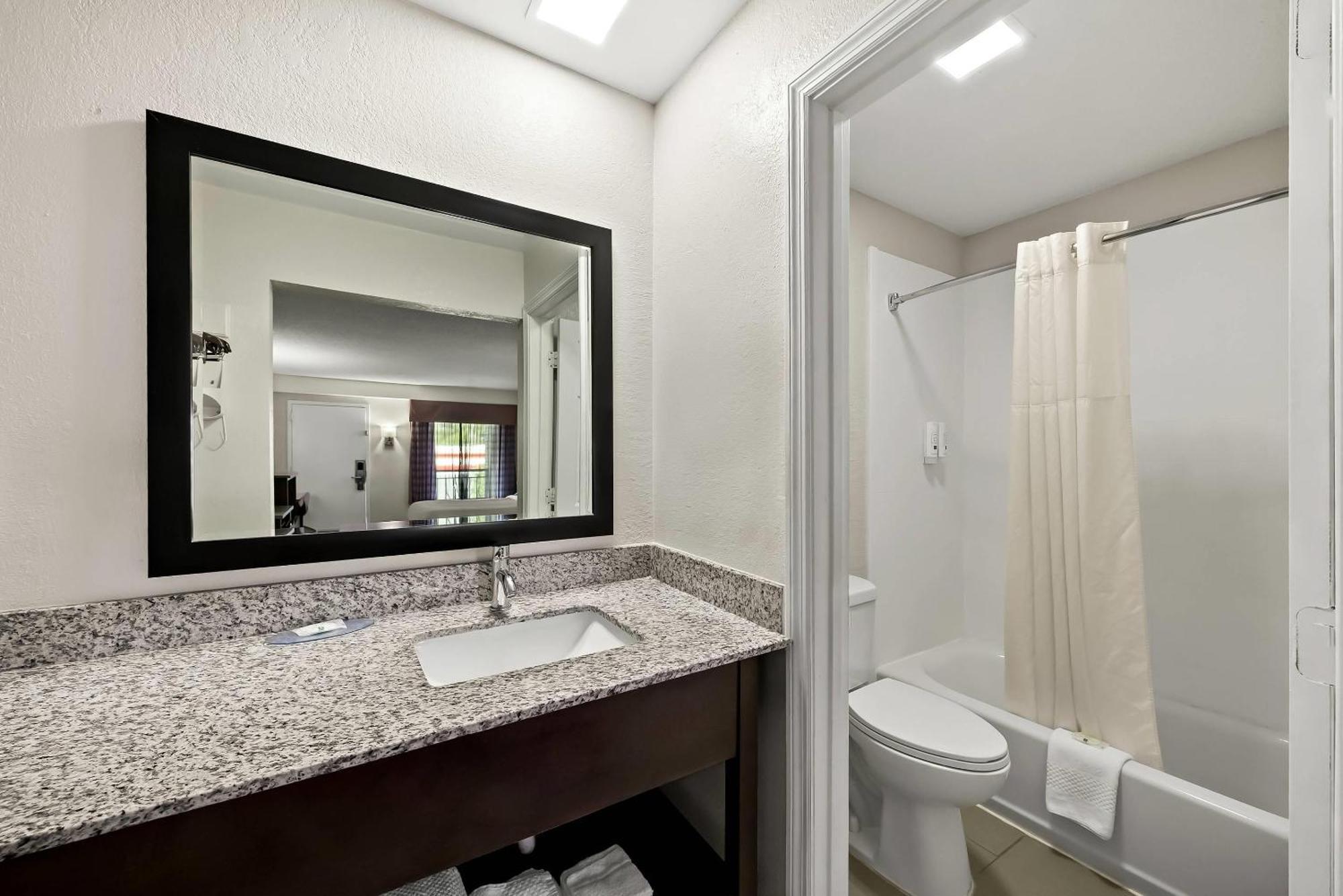 Quality Inn Raeford Exterior photo